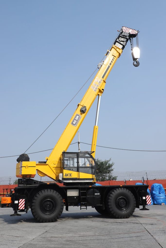 Vinç Kiralama: Projelerin Bel Kemiği ve Ekonomik Çözüm Yellow ACE 40 ton mobile crane in an industrial setting, Faridabad, India.